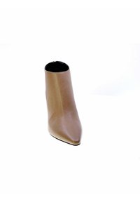 Stivale alla caviglia in pelle liscia color tan con punta affusolata, design minimalista e cerniera laterale, caratterizzato da una silhouette elegante e una finitura testurizzata.