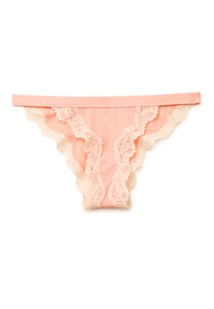 Różowe majtki bikini wykończone koronką z falistymi brzegami, z przezroczystym, kwiatowym wzorem koronki z przodu i po bokach.