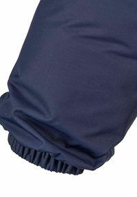 Mørkeblå stof med elastisk manchet, sandsynligvis en ærme eller bukseben, vist mod en hvid baggrund.