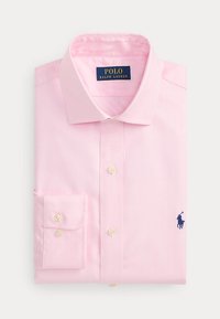 Vaaleanpunainen pitkähihaisen nappipaidan, taitetulla kaulukset, Polo Ralph Lauren -etiketti ja pieni tummansininen kirjailtu logo edessä.