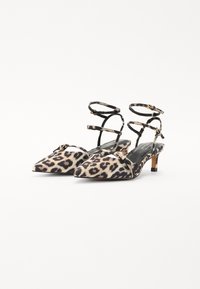 Sandalice s leopard uzorkom, s uskim špicastim vrhom, crnim trakama, malim metalnim detaljima i niskom stiletto potpeticom. Teksturalna tkanina.