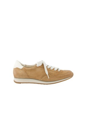 Hellbrauner Wildleder-Sneaker mit weißen Akzenten, Schnürdesign, runder Spitze und strukturierter Gummisohle. Verfügt über kontrastierende Nähte.