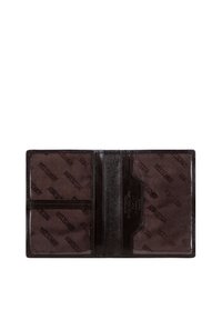 Portafoglio in pelle marrone con una texture liscia, dotato di due slot per carte e di un logo su una fodera in tessuto morbido con un motivo di branding ripetuto.