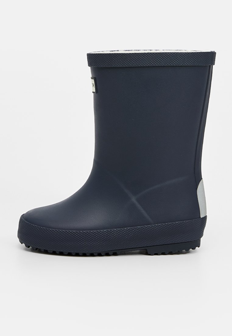 Marine rubberen regenlaars met een getextureerde zool, hoge schacht en een witte voering. Bevat een klein logo en een grijze accent aan de hielzijde.