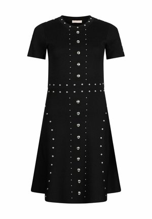 Czarna dzianinowa sukienka z krótkimi rękawami, ozdobiona srebrnymi ćwiekami ułożonymi w pionowe linie, z rozkloszowanym dołem.