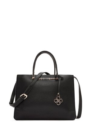 Borsa a mano in pelle nera con forma strutturata, doppie maniglie, tracolla rimovibile e ciondolo metallico decorativo. Superficie testurizzata con design elegante.
