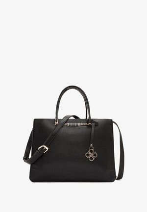 Borsa a mano in pelle nera con forma strutturata, doppie maniglie, tracolla rimovibile e ciondolo metallico decorativo. Superficie testurizzata con design elegante.