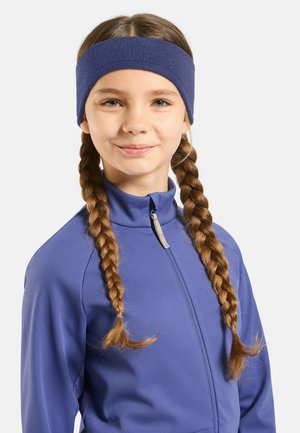 Blaues Stoffhaarband, getragen mit einer passenden blauen Zip-Up-Jacke. Hat eine glatte Textur und ein einfaches, nahtloses Design.