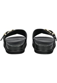 Černé skluzné sandály s plochou podešví, které mají minimalistický design a zlatý akcent na pásku. Hladký povrch a pohodlné nošení.