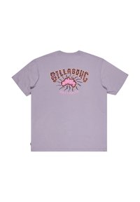 Lila, rövid ujjú, pamut póló, hátoldalán "BILLABONG" felirattal és egy ausztrál térképpel rózsaszín és narancs színű betűkkel.