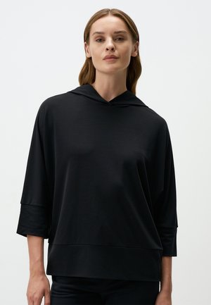 Zwarte hoodie met een losse fit, voorzien van een capuchon, driekwartmouwen en een gladde textuur. Minimalistisch ontwerp, zonder zichtbare patronen of accenten.