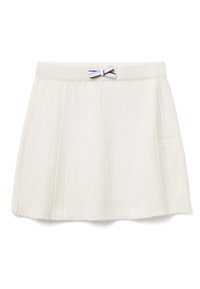 Witte geplooide rok met een geribde textuur. Kenmerkend is de geblokte tailleband en een kleine blauwe en maroon strikaccent aan de voorkant.