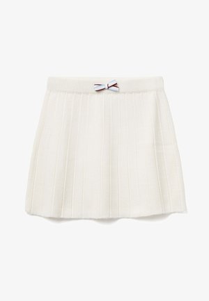 Witte geplooide rok met een geribde textuur. Kenmerkend is de geblokte tailleband en een kleine blauwe en maroon strikaccent aan de voorkant.