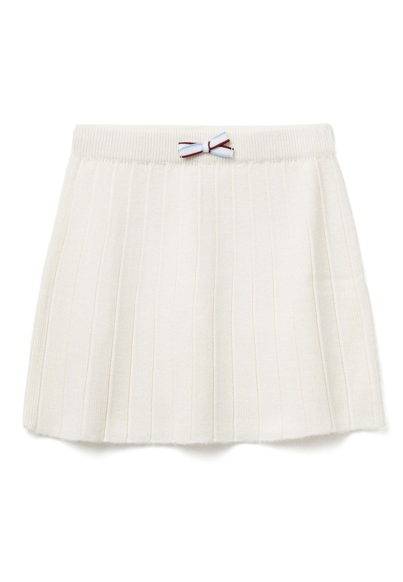 Witte geplooide rok met een geribde textuur. Kenmerkend is de geblokte tailleband en een kleine blauwe en maroon strikaccent aan de voorkant.