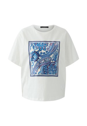 Weißes kurzärmeliges Oberteil mit einem quadratischen, blau-roten Paisley-Blumenmuster in der Mitte auf der Vorderseite.