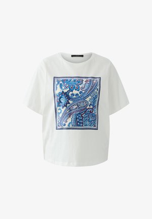 Weißes kurzärmeliges Oberteil mit einem quadratischen, blau-roten Paisley-Blumenmuster in der Mitte auf der Vorderseite.