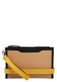 Rektangulär läderclutch med svart ovandel, persikofärgad kropp och ett gult band. Slät textur med dragkedjestängning och minimalistisk design.