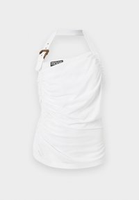 Άσπρο ασύμμετρο τοπ halter με ρελιαστή υφή, φαρδιά τιράντα με αγκράφα σε χρυσή απόχρωση και ετικέτα με το λογότυπο Versace Jeans Couture.