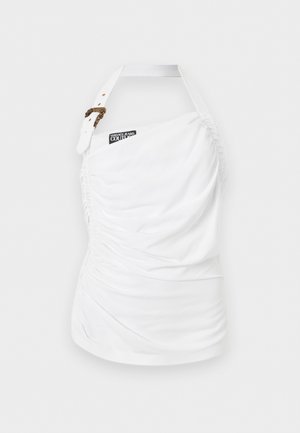 Top blanco halter asimétrico con fruncido, con una correa ancha que presenta una hebilla de tono dorado y un parche con el logo de Versace Jeans Couture.