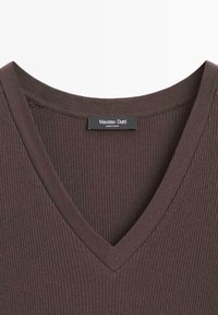 Brązowy prążkowany top z dekoltem w serek z metką "Massimo Dutti". Materiał wygląda na miękki z teksturowanym wykończeniem.