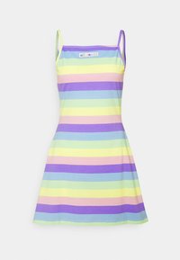 Robe sans manches à rayures horizontales pastel violet, bleu, jaune, vert et rose, avec fines bretelles et un patch logo frontal.