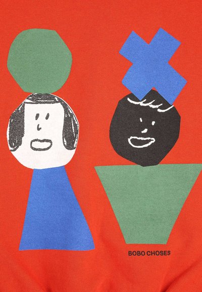 Rode katoenen shirt met abstracte gezichten in zwart, wit, groen en blauw, en geometrische vormen. "BOBO CHOSES" gedrukt aan de onderkant.