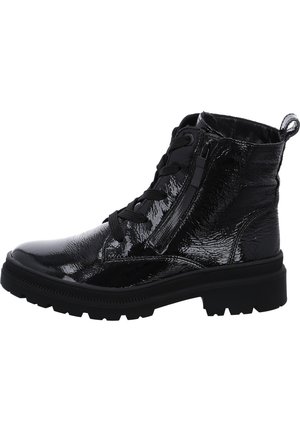 Botas de tobillo sintéticas negras con un acabado brillante, que cuentan con un cierre de cordones en la parte delantera, cremallera lateral y suela de goma resistente para mayor tracción.