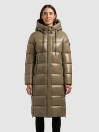 Abrigo largo acolchado en verde oliva con acabado brillante, con capucha, cremallera frontal y cordones ajustables. Diseño acolchado rectangular con bolsillos.