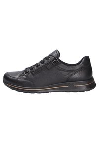 Zapatilla de cuero negra con puntera redondeada, parte superior texturizada y cremallera lateral decorativa. Cuenta con una suela acolchada con una sutil franja de acento dorado.