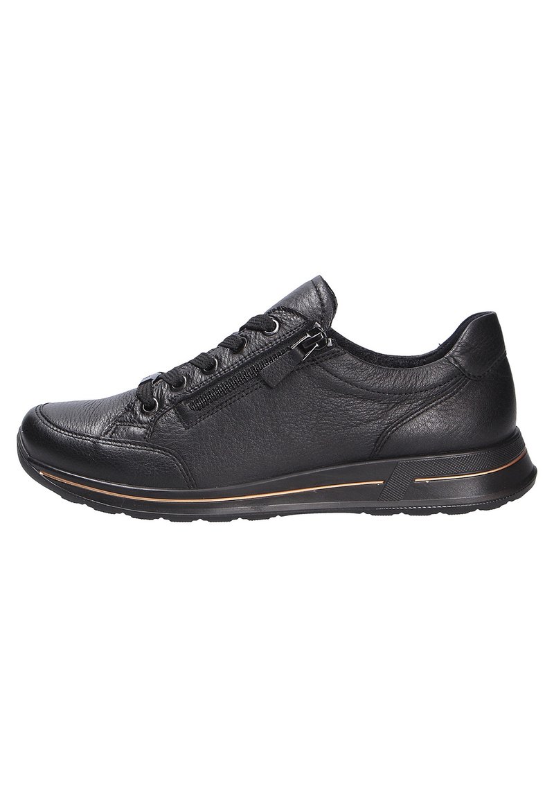 Zapatilla de cuero negra con puntera redondeada, parte superior texturizada y cremallera lateral decorativa. Cuenta con una suela acolchada con una sutil franja de acento dorado.