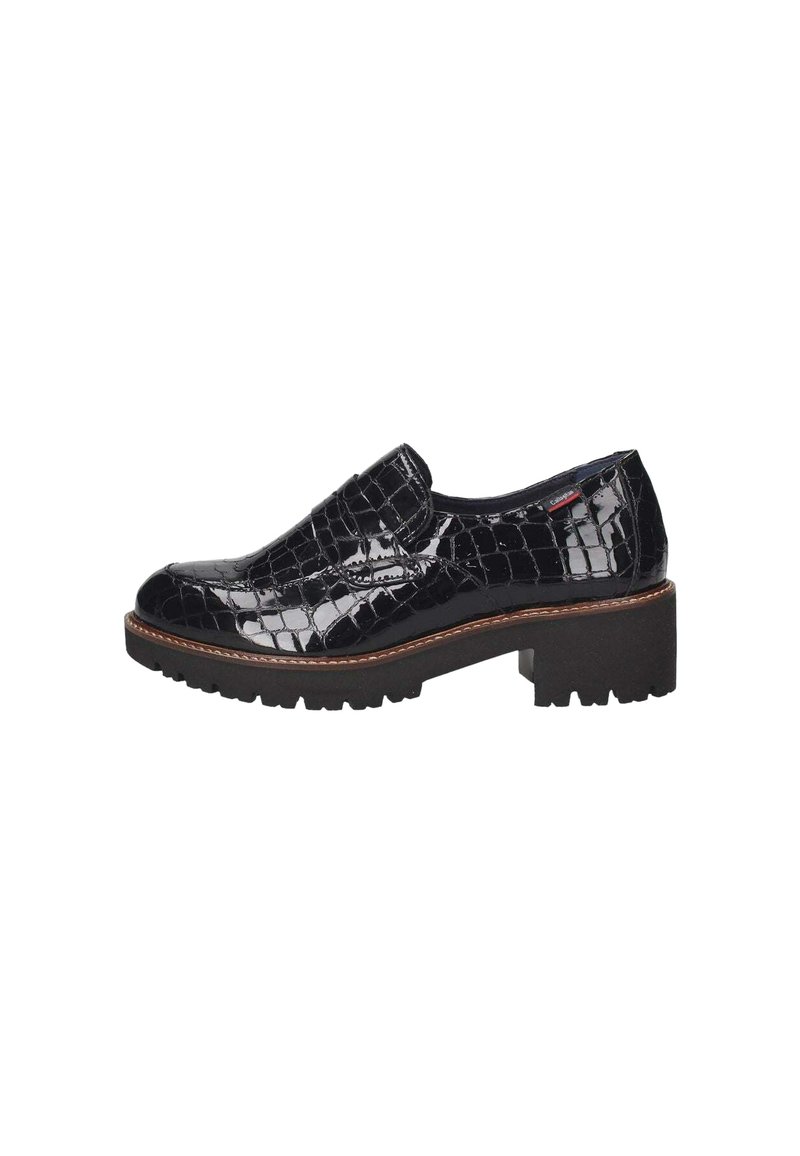 Scarpa slip-on in pelle verniciata nera con texture a coccodrillo, suola in gomma spessa e cuciture a contrasto. Design a punta arrotondata.