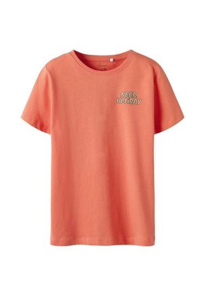T-shirt à manches courtes de couleur corail avec le texte "NEED HOLIDAY" imprimé sur la partie supérieure gauche de la poitrine.