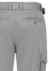 Helle graue Cargo-Hosen mit einem strukturierten elastischen Bund, Rückentaschen mit Klappen und Stickdetails entlang der Nähte.