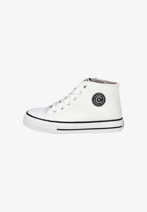 Zapatillas altas blancas hechas de material suave, con un parche de logo negro, puntera blanca, rayas negras en la suela y cordones redondos.