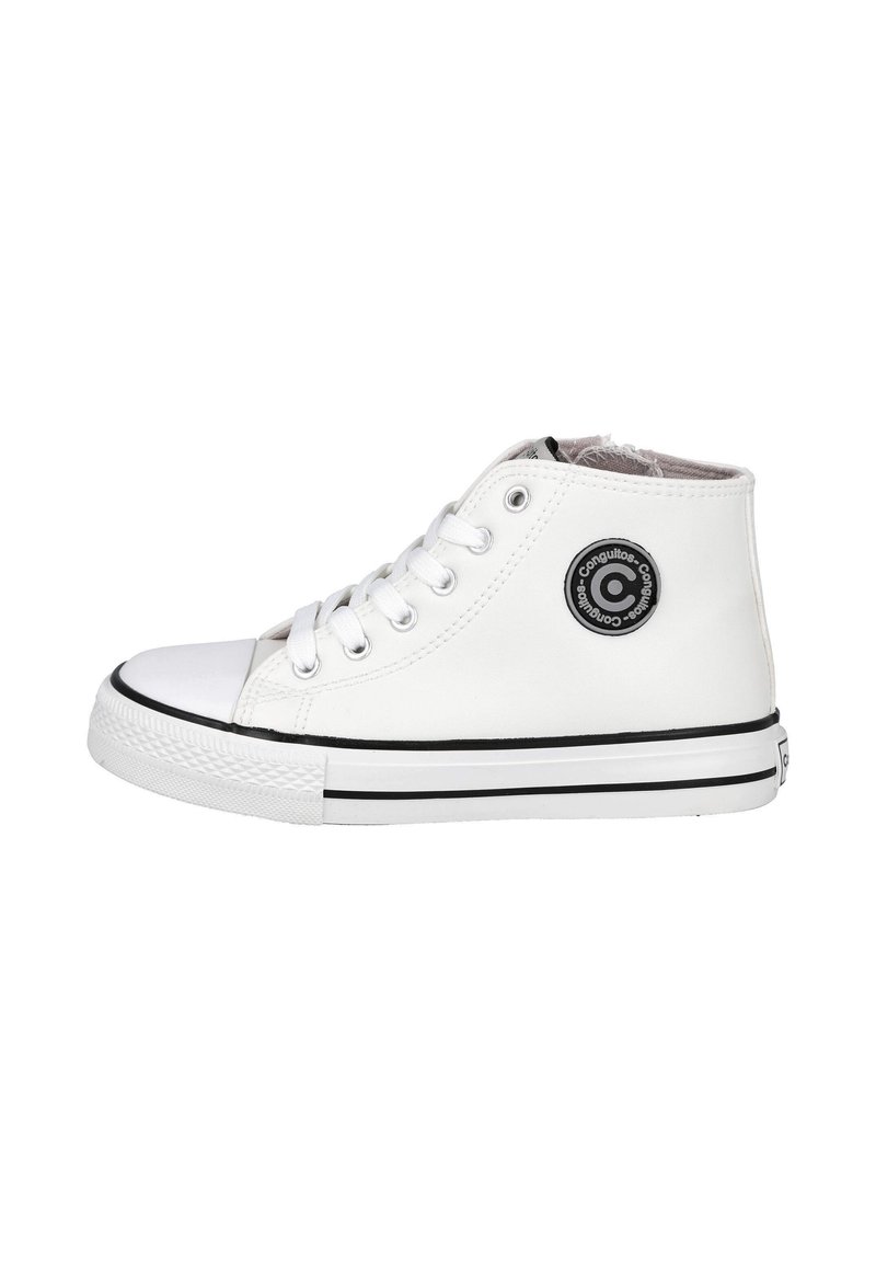 Zapatillas altas blancas hechas de material suave, con un parche de logo negro, puntera blanca, rayas negras en la suela y cordones redondos.