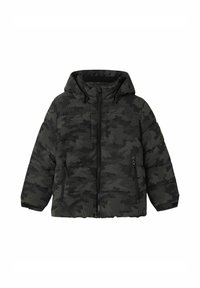 Doudoune matelassée en motif camouflage noir et gris, avec une capuche, une fermeture éclair à l'avant et deux poches latérales zippées.