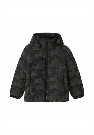 Doudoune matelassée en motif camouflage noir et gris, avec une capuche, une fermeture éclair à l'avant et deux poches latérales zippées.
