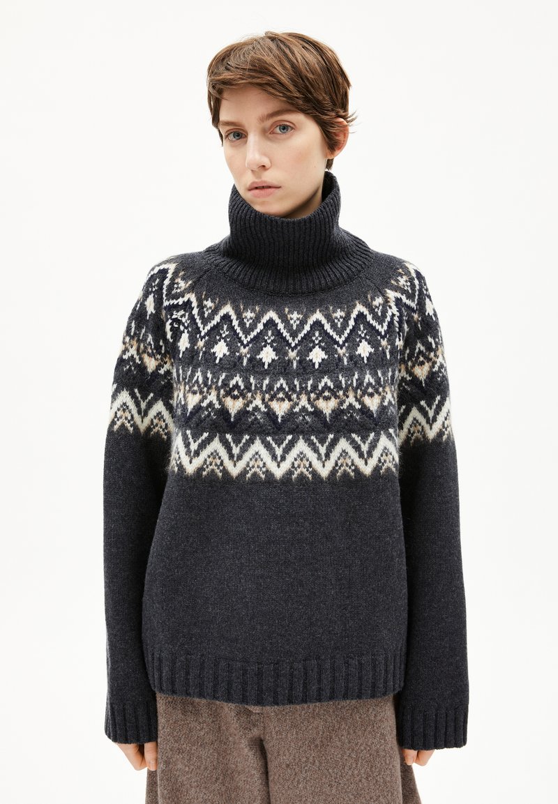 Dunkelblauer Rollkragenpullover mit einem Fair-Isle-Muster in Beige und Weiß. Verfügt über gerippte Bündchen und Saum, weiche Wolltextur und lockere Passform.