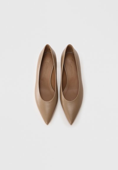 Τα μπέζ δερμάτινα παπούτσια με μυτερή μύτη και λείο υφή. Διαθέτουν μινιμαλιστικό σχεδιασμό και στυλ slip-on, κατάλληλα για διάφορες περιστάσεις.