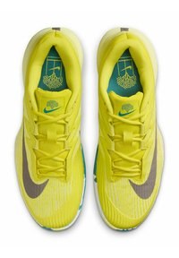 Helle gelbe Sportschuhe mit einem strukturierten Obermaterial, grauem Nike-Swoosh und türkisfarbenen Akzenten. Sie verfügen über eine gepolsterte Zunge und eine gepolsterte Innensohle.