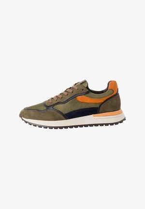 Olivgrüner Sneaker aus Mesh und Wildleder. Mit orangefarbenen und marineblauen Akzenten, runden Schnürsenkeln und einer strukturierten weißen Sohle.