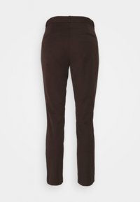 Hnědé upravené kalhoty z hladkého materiálu, úzký střih, zadní kapsy a čistý design pasu. Zobrazeno zezadu.