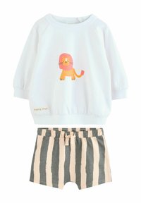Pull en sweatshirt blanc avec une illustration colorée de lion, associé à un short à rayures beige et gris avec une taille élastique.