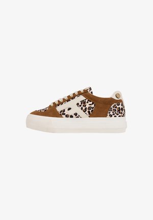 Braune Wildleder-Sneaker mit einem Leopardenmuster-Panel, weißen Akzenten und einer beigen Gummisohle; Schnürdesign mit Metallösen.