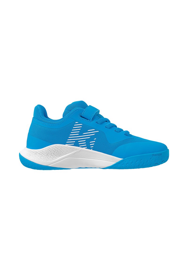 Zapatilla deportiva azul con parte superior de malla, suela blanca texturizada y una correa de velcro. Presenta un logo prominente en el lado y un cierre de cordones.