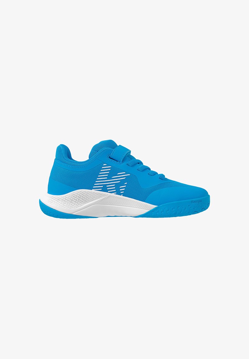Zapatilla deportiva azul con parte superior de malla, suela blanca texturizada y una correa de velcro. Presenta un logo prominente en el lado y un cierre de cordones.