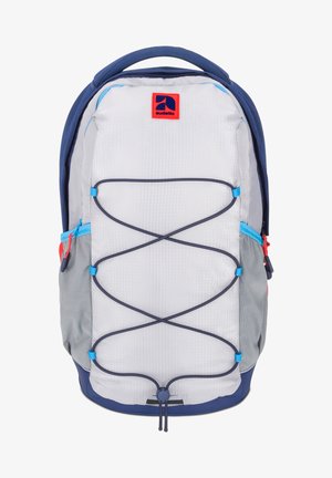 Zaino grigio e blu navy con finitura testurizzata, dotato di un design con corda bungee frontale, tasche laterali e un logo rosso prominente sulla parte superiore.