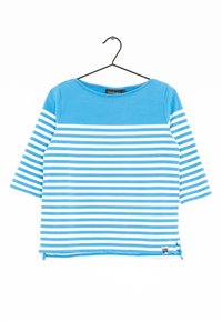 Blå og hvidstribet bomulds T-shirt med båthals, trekvartærmer, sideslids og et lille brandtag i sømmen.