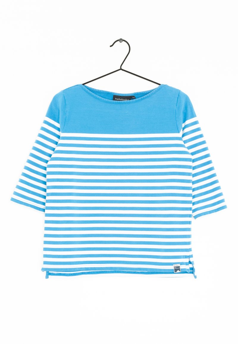 Sininen ja valkoinen raidallinen puuvillapaitainen t-paita, jossa on veneen pääntie, kolmannes-hihat, sivuhalkiot ja pieni bränditunnus helman kohdalla.