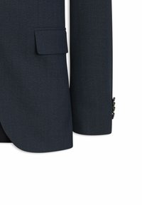 Manche et bas avant d'une veste de costume bleu marine foncé avec poche à rabat et trois boutons sur le poignet visibles sur fond blanc.